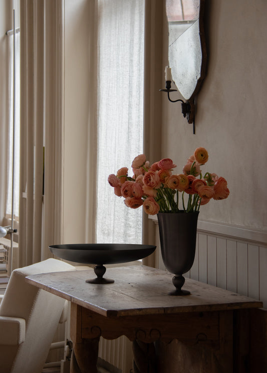 Fatet Pivot fra Audo Copenhagen er designet for å tilføre visuell tyngde og ro, og har sin naturlige plass midt på spisebordet, sofabordet eller på en skjenk.