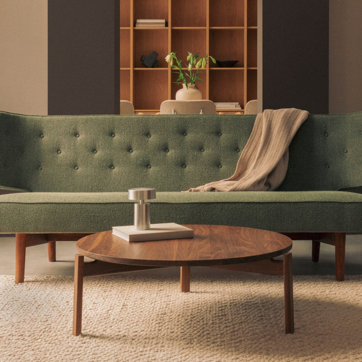 Sofabordet Passage Lounge i valnøtt, i den største varianten (Ø90).