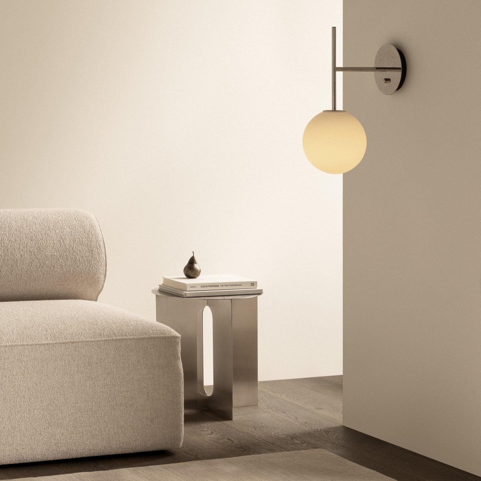 Sidebord Androgyne Side Table Ø40 cm fra Audo Copenhagen med understell i krom.