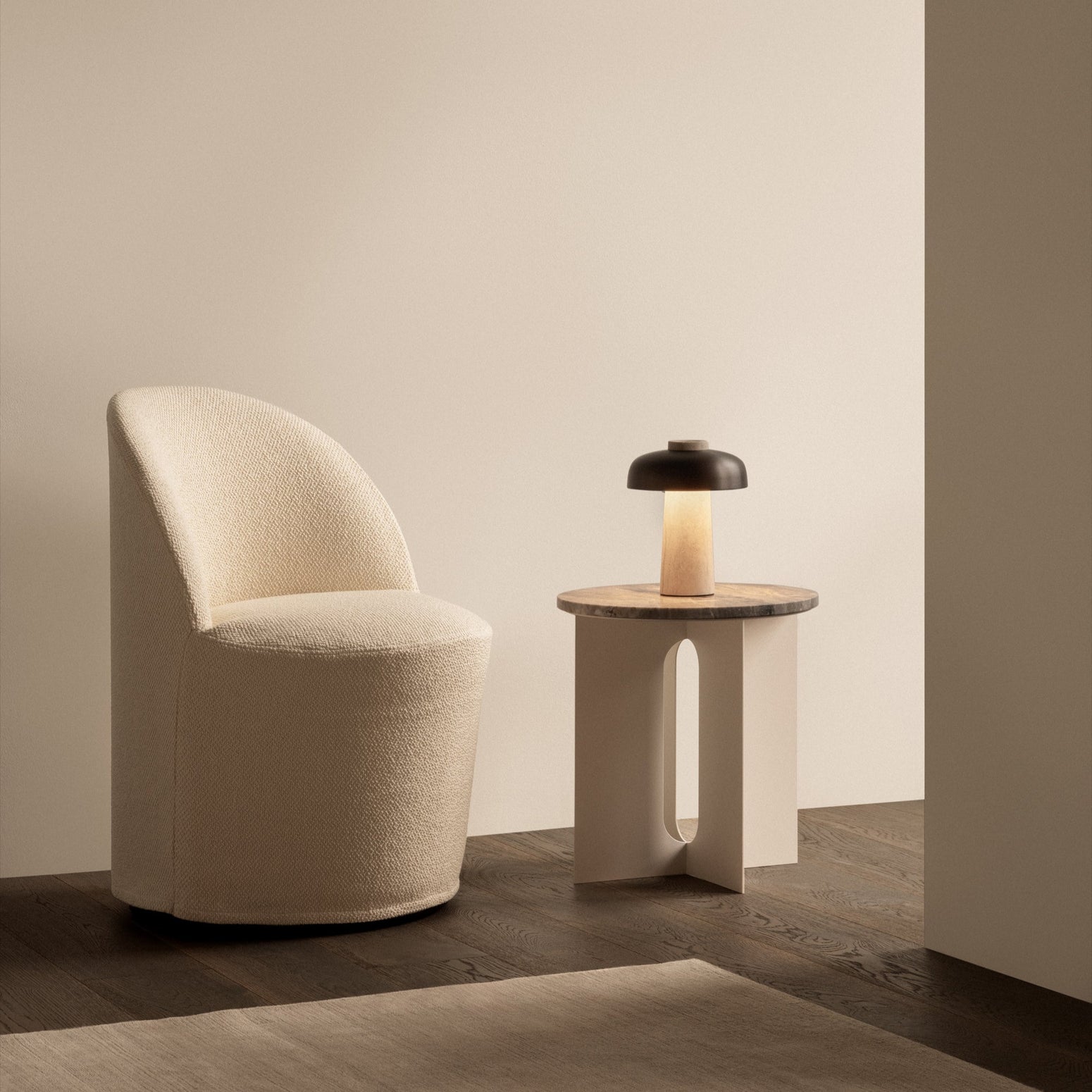 Sidebord Androgyne Side Table Ø40 cm fra Audo Copenhagen med hvitt understell og bordplate i gråbrun/ Grey Galaxy Marble.