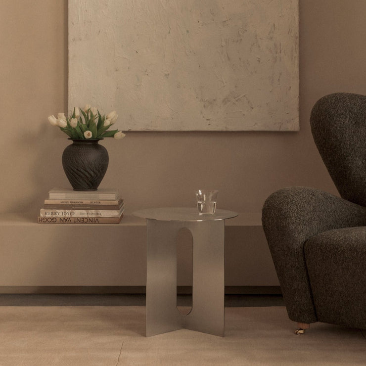 Sidebordet Androgyne fra Audo Copenhagen er tilgjengelig i flere materialer. Om ønskelig kan man også kjøpe bordplate i ulike typer marmor som passer til dette sidebordet. 