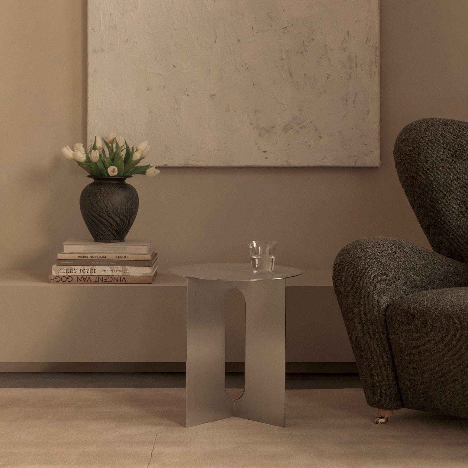 Sidebord Androgyne Side Table Ø40 cm fra Audo Copenhagen med understell i krom.