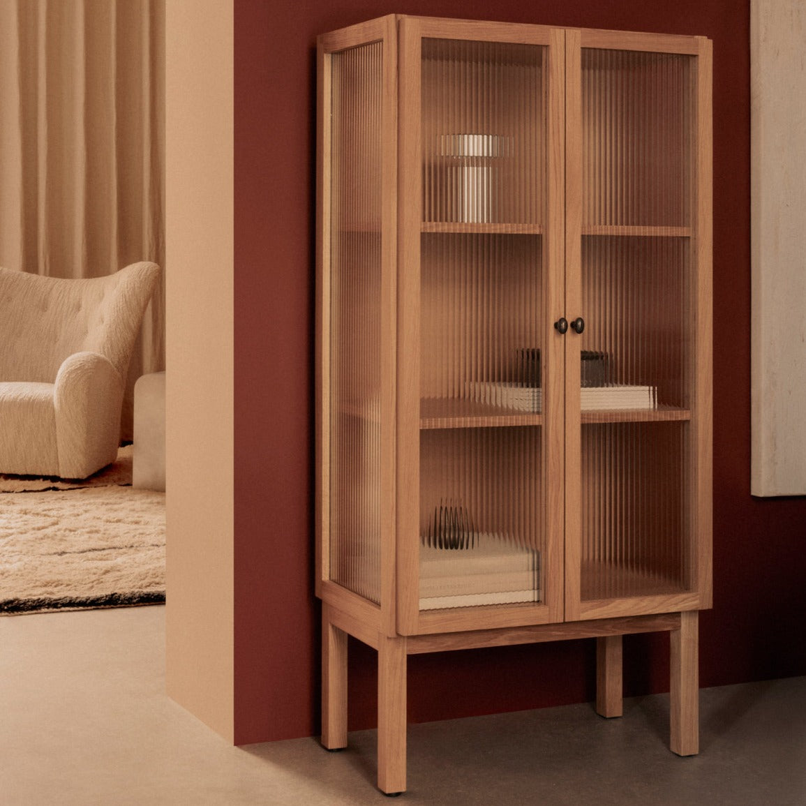 Vitrineskapet Curiosity Cabinet Low fra Audo Copenhagen 