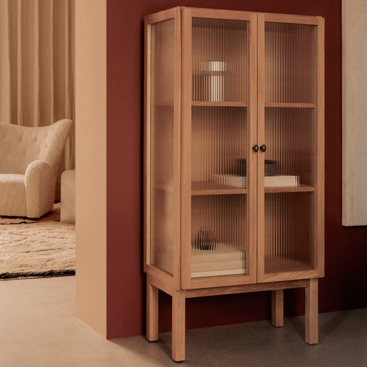 Vitrineskapet Curiosity Cabinet Low fra Audo Copenhagen 