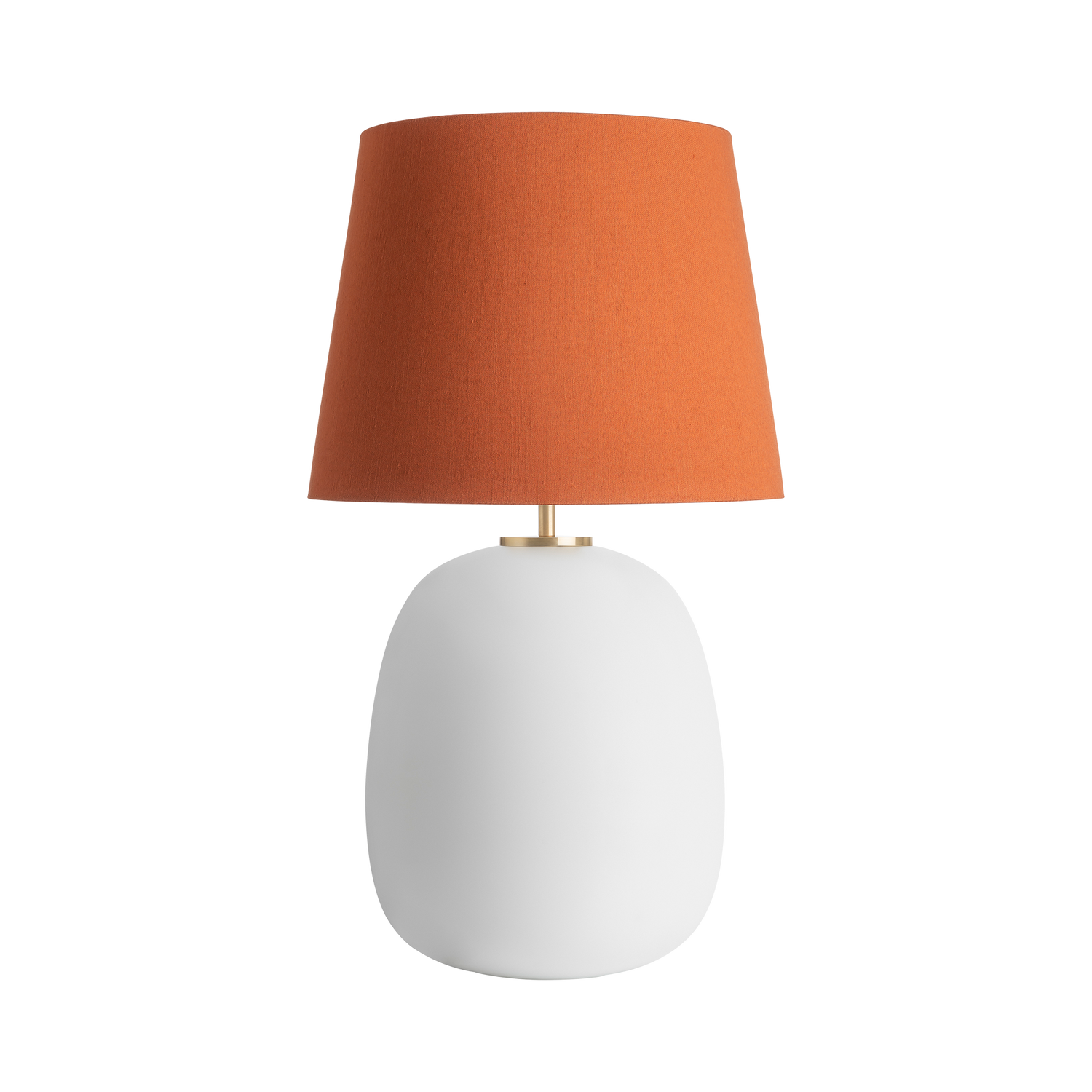 Oransje lampeskjerm: Bordlampe Austra fra Hadeland Glassverk med hvit matt lampefot i glass, vinklet oransje tekstilskjerm og messingdetaljer.