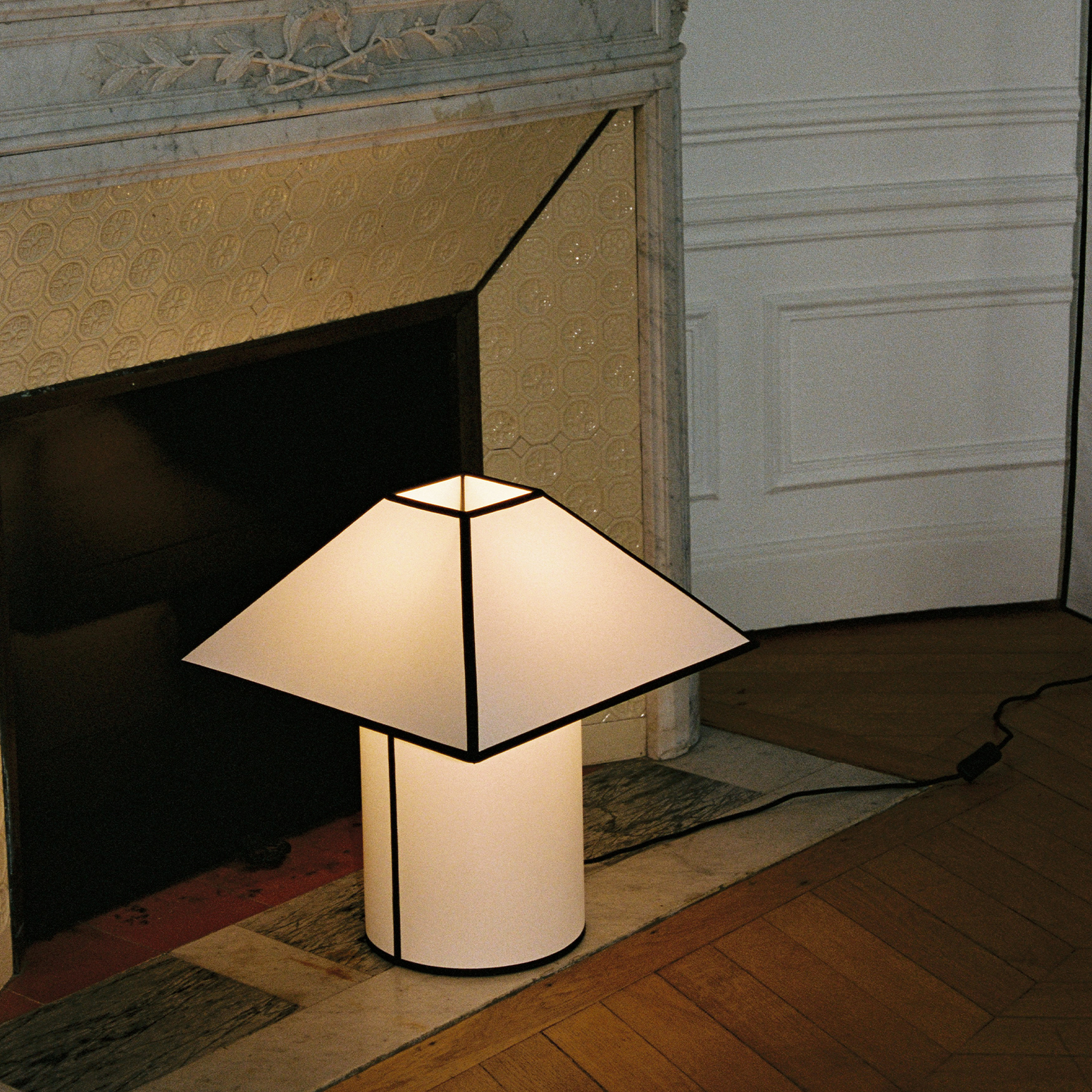 Bordlampe Ava Pyramid Table Lamp 450 fra Hay.