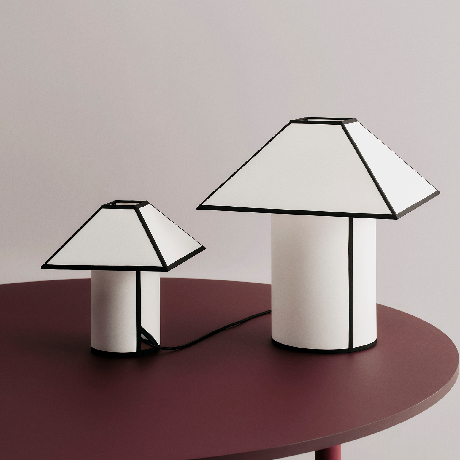 Bordlampe Ava Pyramid Table Lamp 290 og 450 fra Hay.