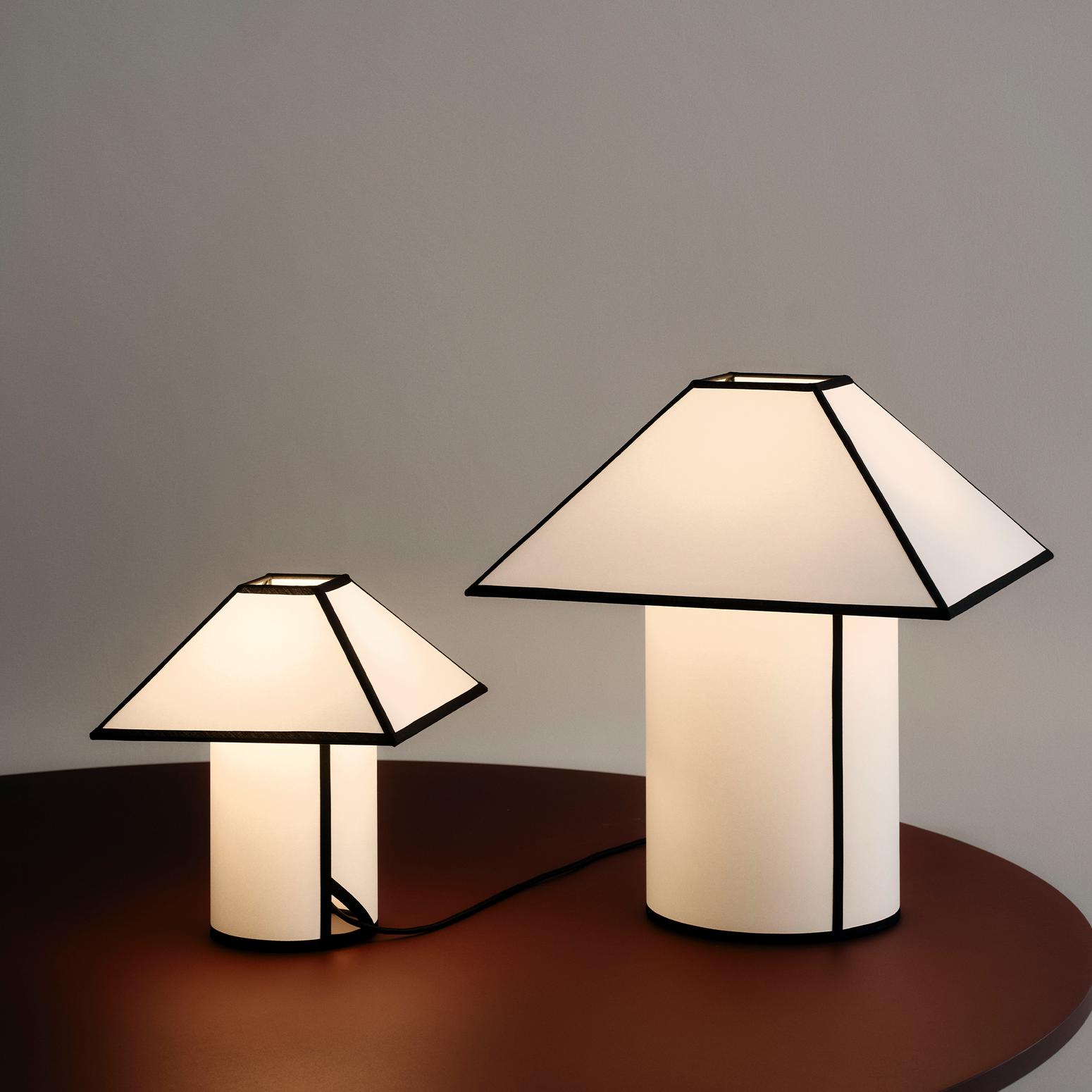 Bordlampe Ava Pyramid Table Lamp 290 og 450 fra Hay.