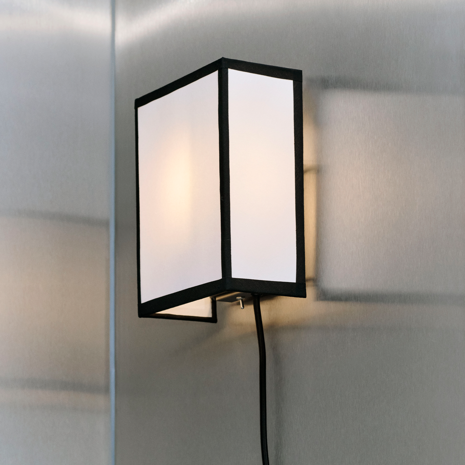 Vegglampe Ava Square Wall Lamp fra Hay.
