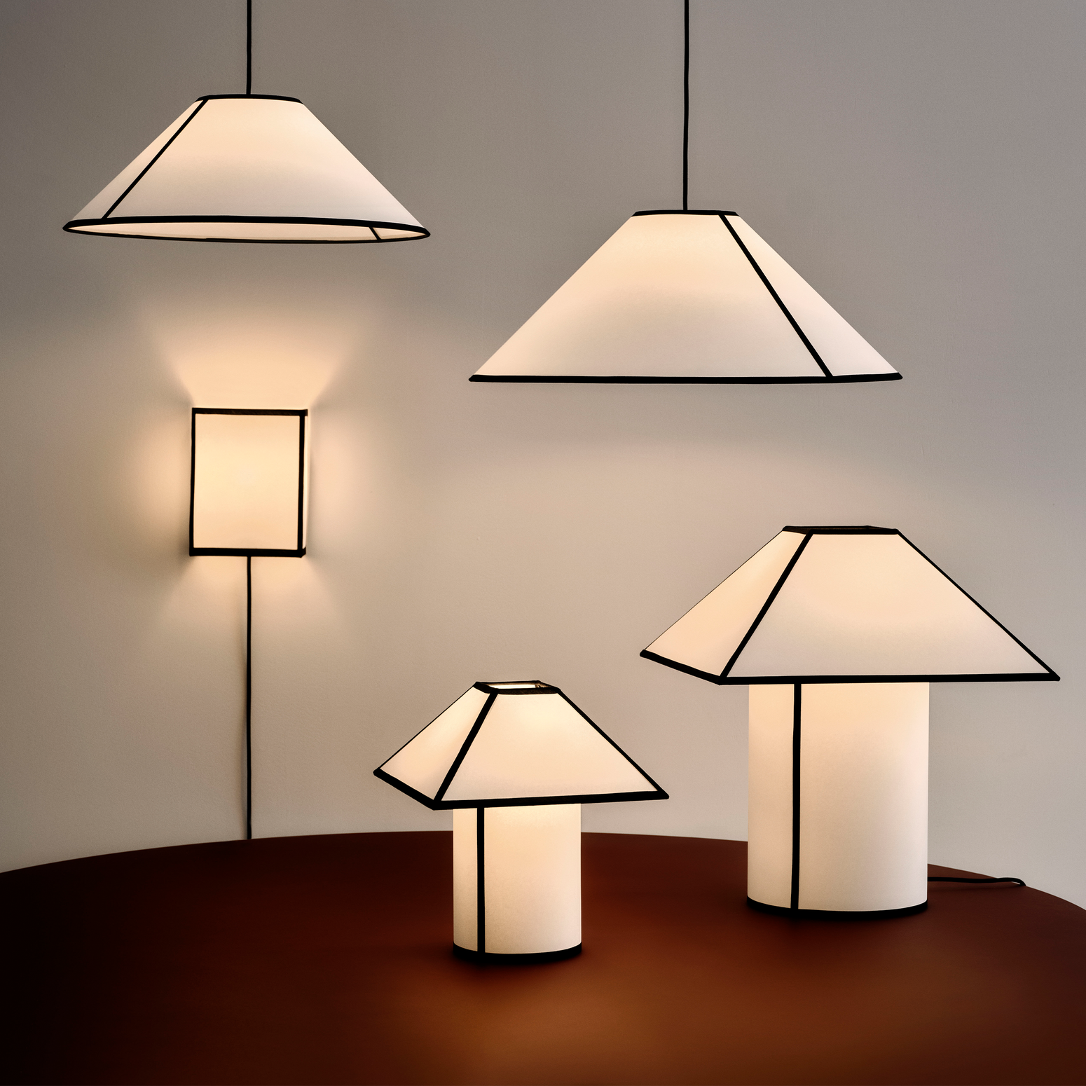 Ava-serien fra Hay. Her med vegglampe Ava Square Wall Lamp, taklampe Ava Cone Pendant og bordlampe Ava Pyramid Table Lamp.