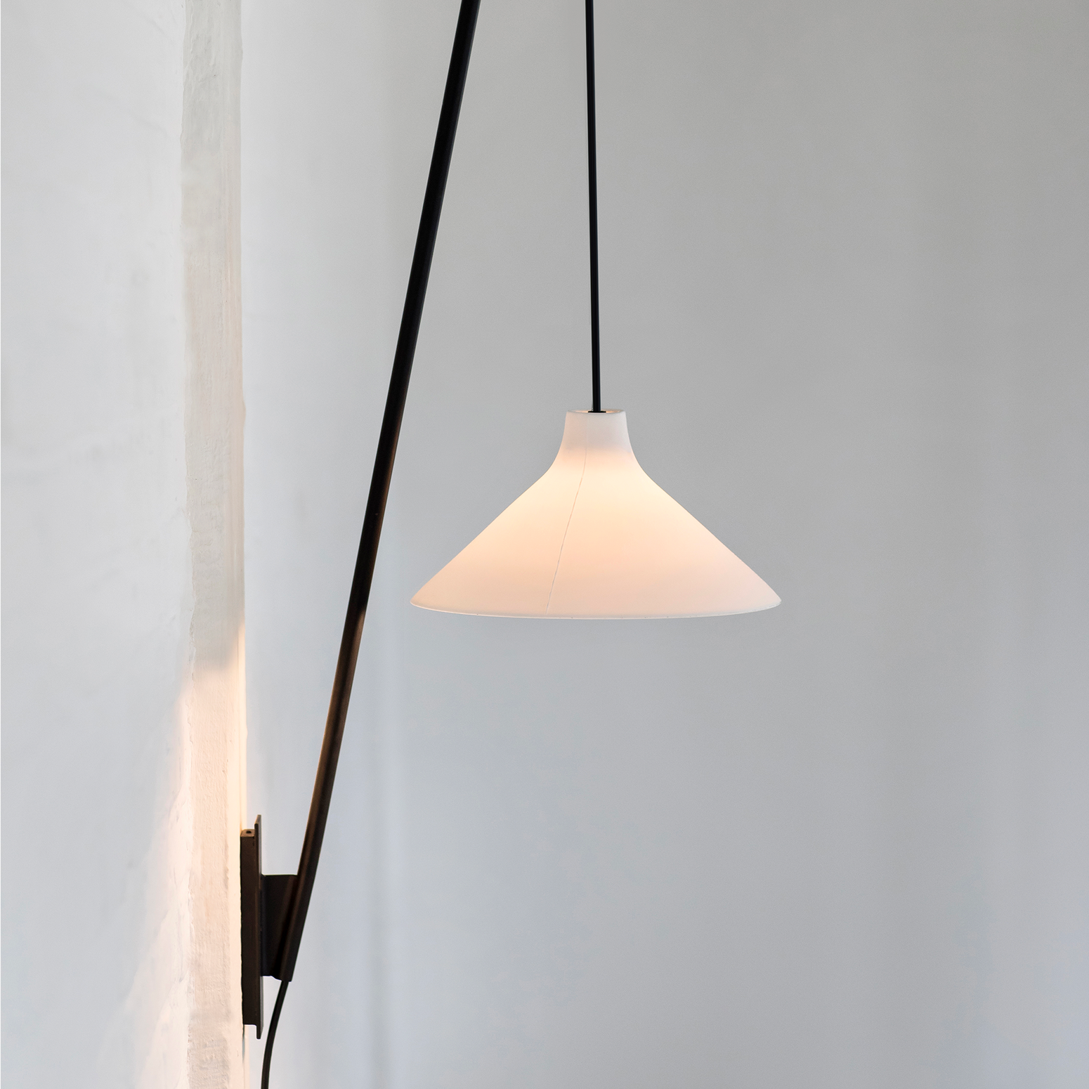 White Seam fra Serax er en nydelig vegglampe med karakter og sjarm, men som også er tidløs nok i uttrykket til at den vil kunne passe inn i flere typer interiører og hjem. Lampen finnes i to ulike størrelser. 
