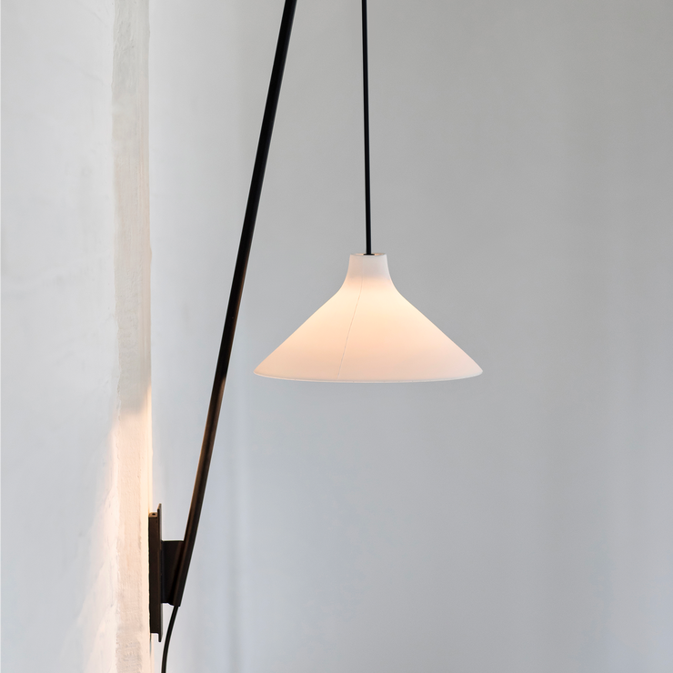 White Seam fra Serax er en nydelig vegglampe med karakter og sjarm, men som også er tidløs nok i uttrykket til at den vil kunne passe inn i flere typer interiører og hjem. Lampen finnes i to ulike størrelser. 