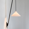 White Seam fra Serax er en nydelig vegglampe med karakter og sjarm, men som også er tidløs nok i uttrykket til at den vil kunne passe inn i flere typer interiører og hjem. Lampen finnes i to ulike størrelser. 