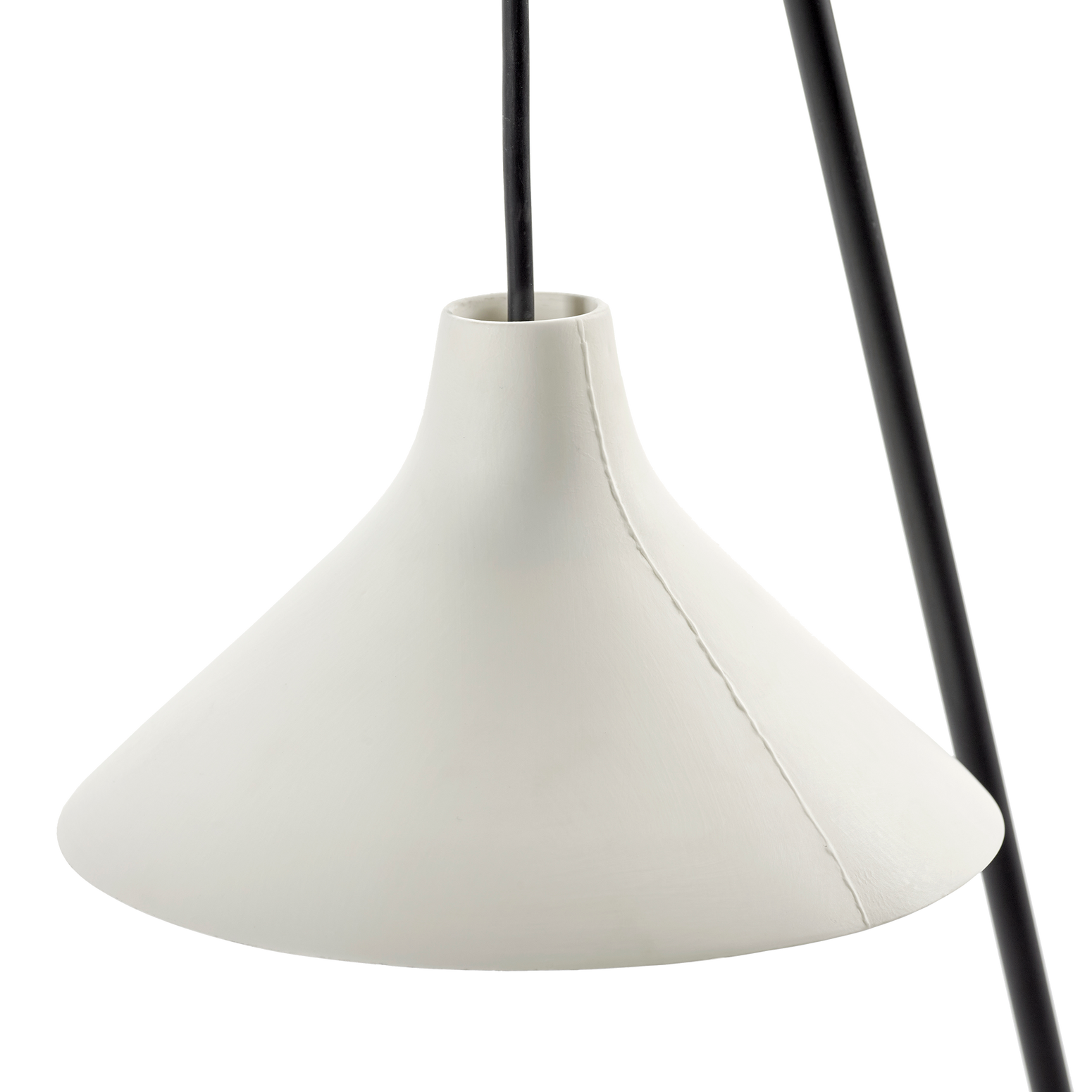 På den lange slanke stålarmen til vegglampen White Seam fra Serax henger en off-white håndverkspreget porselensskjerm som lyser vakkert opp når lampen er tent. Navnet på lampen er inspirert av lampeskjermens synlige ‘søm’ som oppstår i formen porselensskjermen er støpt i og det er også dette som gir lampen «det lille ekstra». 