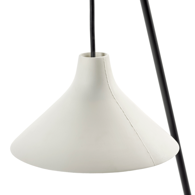 På den lange slanke stålarmen til vegglampen White Seam fra Serax henger en off-white håndverkspreget porselensskjerm som lyser vakkert opp når lampen er tent. Navnet på lampen er inspirert av lampeskjermens synlige ‘søm’ som oppstår i formen porselensskjermen er støpt i og det er også dette som gir lampen «det lille ekstra». 