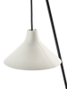 På den lange slanke stålarmen til vegglampen White Seam fra Serax henger en off-white håndverkspreget porselensskjerm som lyser vakkert opp når lampen er tent. Navnet på lampen er inspirert av lampeskjermens synlige ‘søm’ som oppstår i formen porselensskjermen er støpt i og det er også dette som gir lampen «det lille ekstra». 