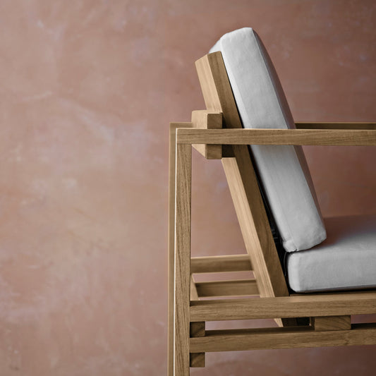 Med lett skråstilte rygg og sete gir spisestolen BK10 Chair fra Carl Hansen & Søn høy komfort. 