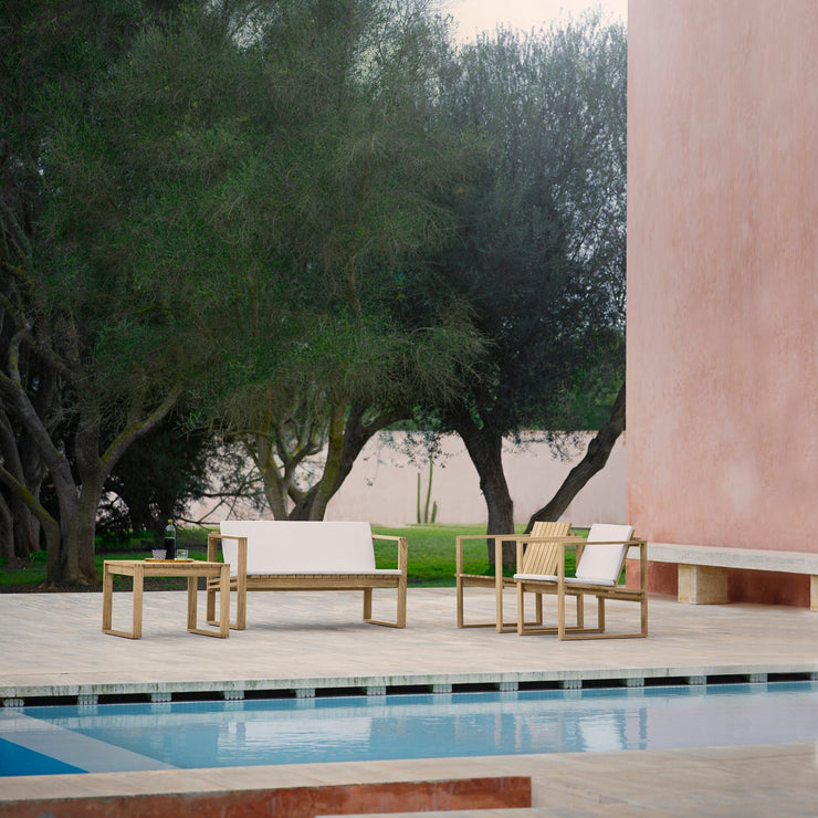 Utesofa BK12 Lounge Sofa, loungstol BK11 Lounge Chair, sidebord BK16 Side Table og sidebord BK16 Side Table  fra Carl Hansen & Søn.