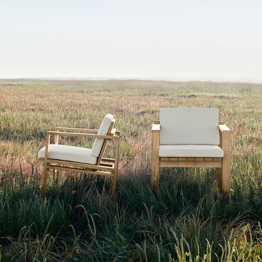 Med lett skråstilte rygg og sete gir loungestolen BK11 Lounge Chair fra Carl Hansen & Søn høy komfort.