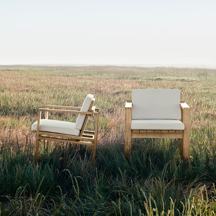 Med lett skråstilte rygg og sete gir loungestolen BK11 Lounge Chair fra Carl Hansen & Søn høy komfort.