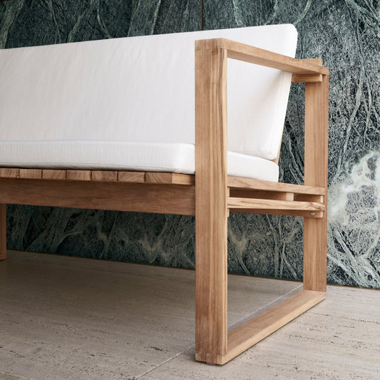 Utesofa BK12 Lounge Sofa fra Carl Hansen & Søn er laget av teak, en hardfør tresort som patinerer vakkert over tid.

