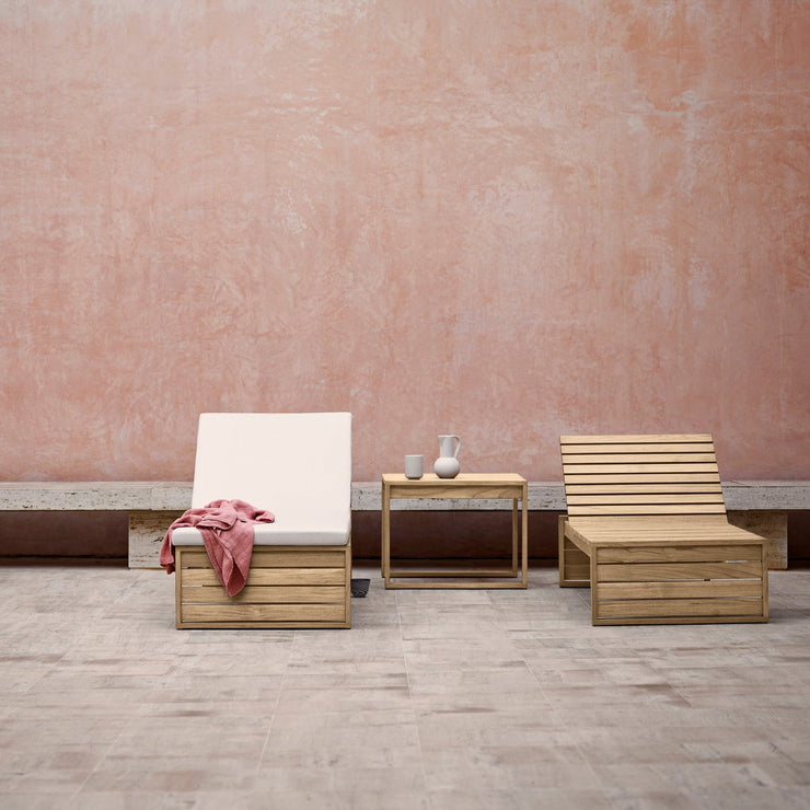 Sidebord BK16 Side Table sammen med solseng BK14 Lounger fra Carl Hansen & Søn.