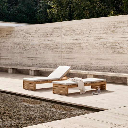 Solseng BK14 Lounger fra Carl Hansen & Søn ble designet i 1959 av den danske arkitekten Bodil Kjær, som en del av en møbelserie utviklet for både inne- og utebruk. 