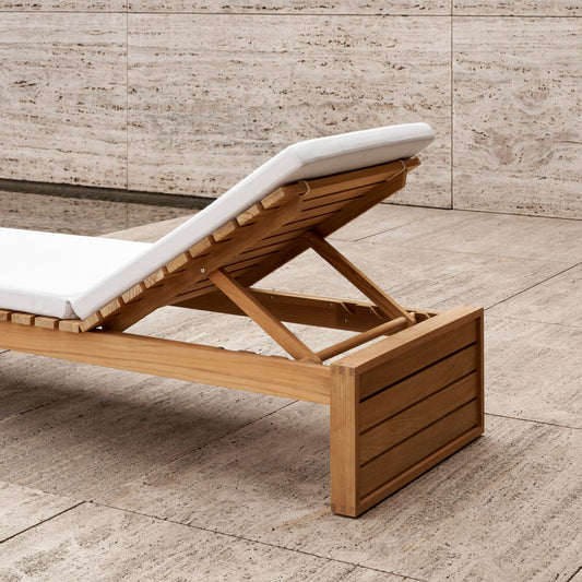Solseng BK14 Lounger fra Carl Hansen & Søn har justerbarrygg, som gjør at komforten er enkel å justere etter behov. 