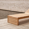 Solseng BK14 Lounger fra Carl Hansen & Søn er laget av teak, en hardfør tresort som elder vakkert over tid. 