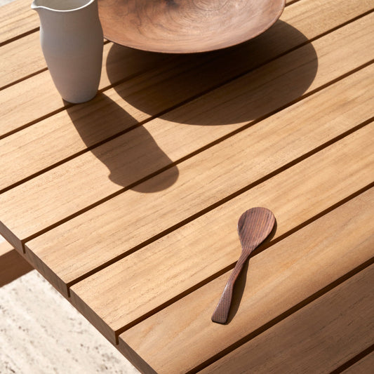 Spisebord BK15 Dining Table fra Carl Hansen & Søn er laget av teak, en hardfør tresort som patinerer vakkert over tid.