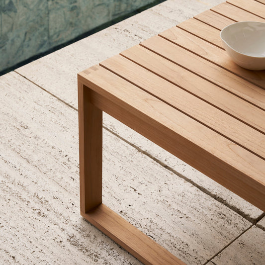 Sidebord BK16 Side Table ble designet i 1959 av den danske arkitekten Bodil Kjær, som en del av en møbelserie utviklet for både inne- og utebruk. 