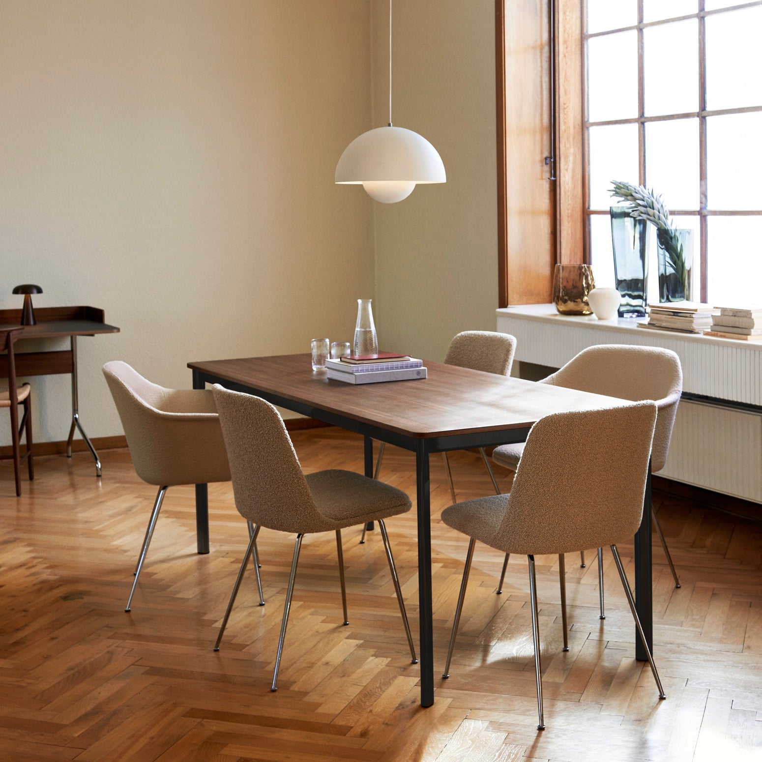 Spisestol Rely HW9 helpolstret, fra &tradition i kombinasjon med Rely med armlener