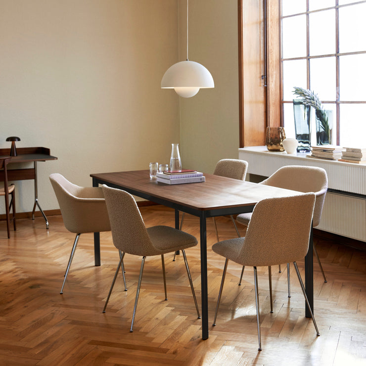 Spisestol Rely HW9 helpolstret, fra &tradition i kombinasjon med Rely med armlener