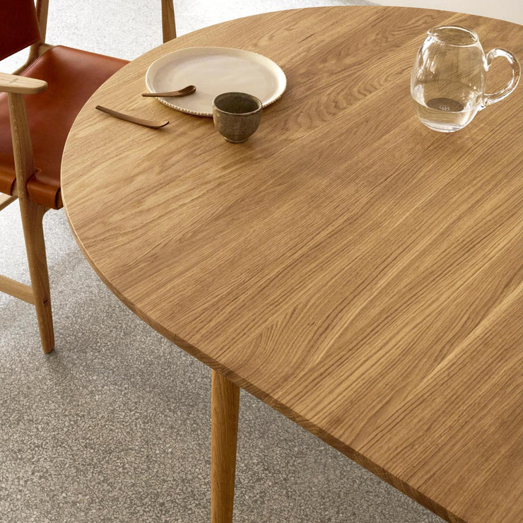 Spisebordet BM0121 fra Carl Hansen & Søn med ileggplate i oljet eik (illegggsplate bestilles utenom)