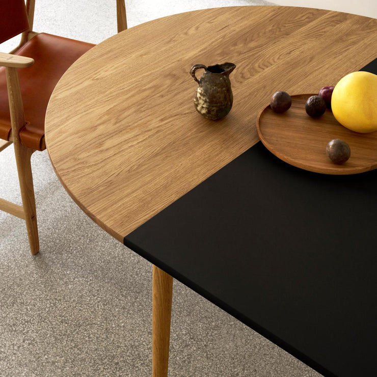Spisebord BM0121 fra Carl Hansen & Søn i oljet eik med ileggsplate i svart MDF (ileggsplate bestilles utenom)