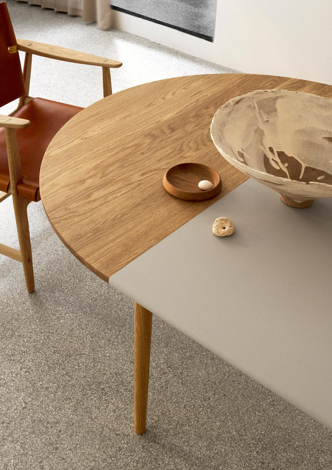 Spisebord BM0121 fra Carl Hansen & Søn i oljet eik med ileggsplate i lys grå MDF (ileggsplate bestilles utenom)