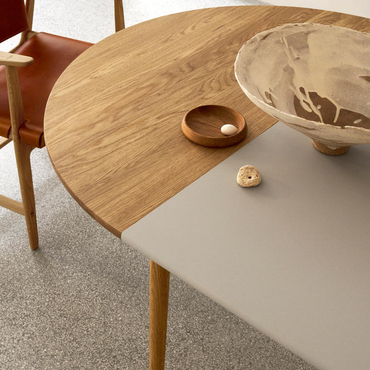 Spisebord BM0121 fra Carl Hansen & Søn i oljet eik med ileggsplate i lys grå MDF (ileggsplate bestilles utenom)