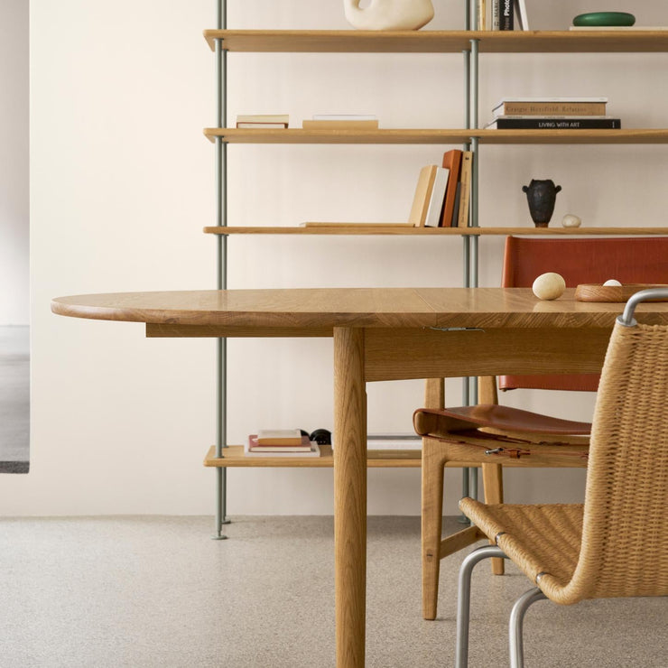 Spisebordet BM0121 fra Carl Hansen & Søn med ileggplate i oljet eik