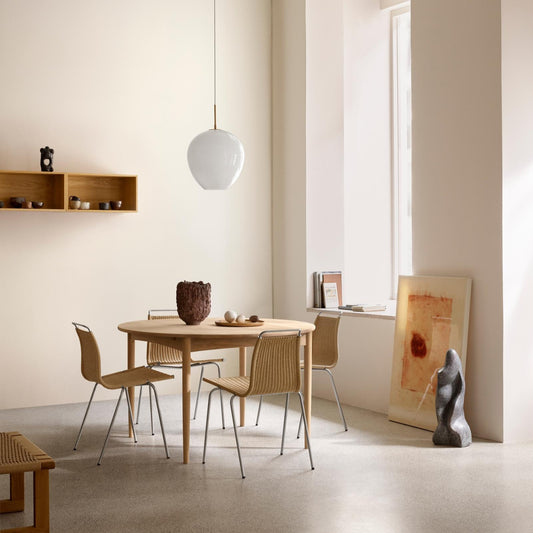 Skjermen til pendellampe MT221 Tulip Pendant fra Carl Hansen & Søn er laget av tre lag munnblåst opalglass, og gir et lunt, mykt lys uten gjenskinn. 