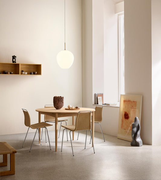 Spisebord fra Carl Hansen & Søn: Børge Mogensen designet det runde uttrekkbare spisebordet BM0121 i 1952 som en løsning for mindre hjem og rom. 