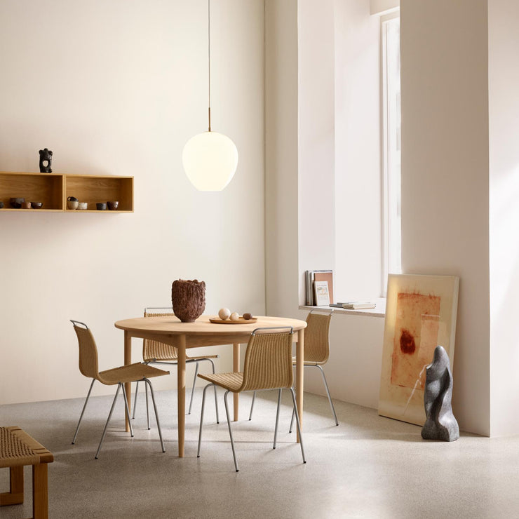 Spisebord fra Carl Hansen & Søn: Børge Mogensen designet det runde uttrekkbare spisebordet BM0121 i 1952 som en løsning for mindre hjem og rom. 