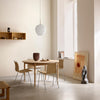 Skjermen til pendellampe MT221 Tulip Pendant fra Carl Hansen & Søn er laget av tre lag munnblåst opalglass, og gir et lunt, mykt lys uten gjenskinn. 