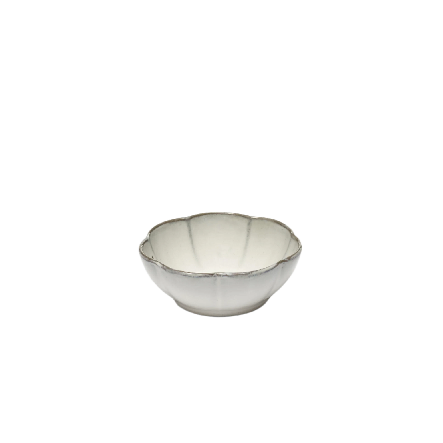 Et vakkert servise høyner matopplevelsen når du lager mat hjemme – og serien Inku fra Serax er akkurat passe rustikt – og akkurat passe elegant. Skål Inku fra Serax, Bowl Ribbed White L Ø13cm. Skålene kommer i pakker på 4 stk.