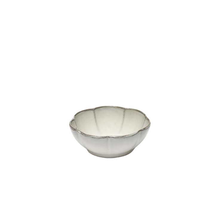 Et vakkert servise høyner matopplevelsen når du lager mat hjemme – og serien Inku fra Serax er akkurat passe rustikt – og akkurat passe elegant. Skål Inku fra Serax, Bowl Ribbed White L Ø13cm. Skålene kommer i pakker på 4 stk.