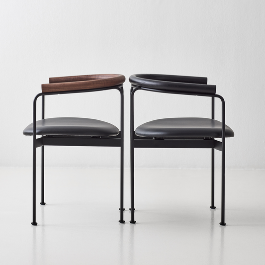 Vi elsker det enkle og geometriske uttrykket til spisestolen Baia Chair fra dk3, og hvordan stolen kombinerer ulike materialer som tre, stål, tekstil og lær. 