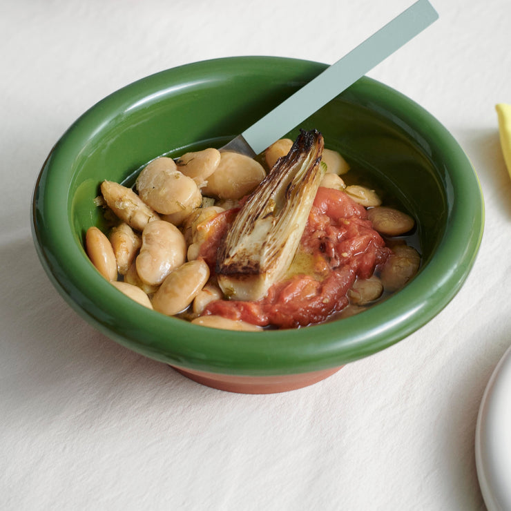 Vi liker spesielt godt miksen av uglasert naturlig terrakotta og glasert innside – og den mykt avrundede kanten. Bruk den som en liten salatbolle eller til servering av oliven, artisjokker og annet småsnacks. Salatbollen produseres i Portugal – noe som gir den et ekstra autentisk preg!