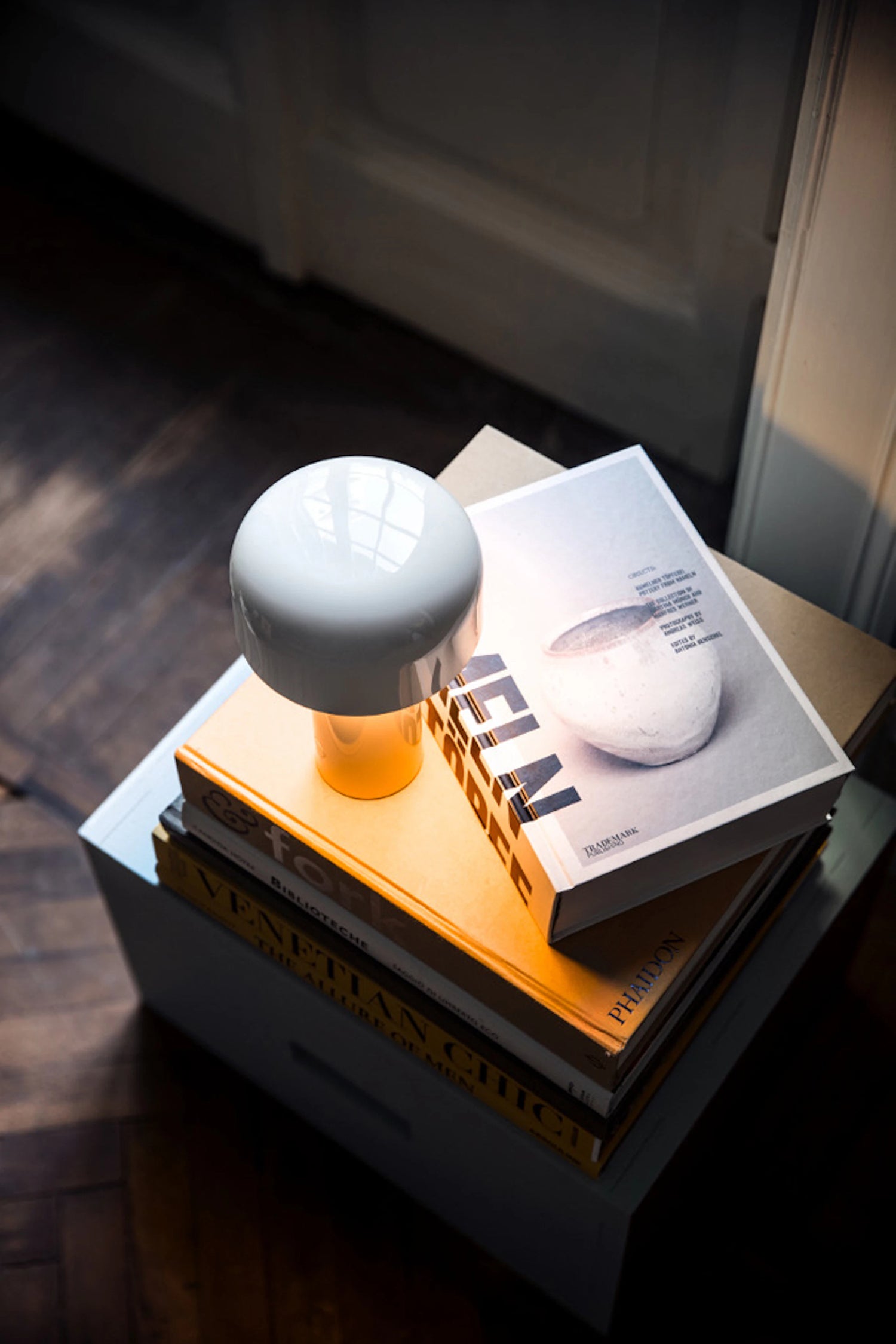 Oppladbar bordlampe Bellhop hvit fra Flos