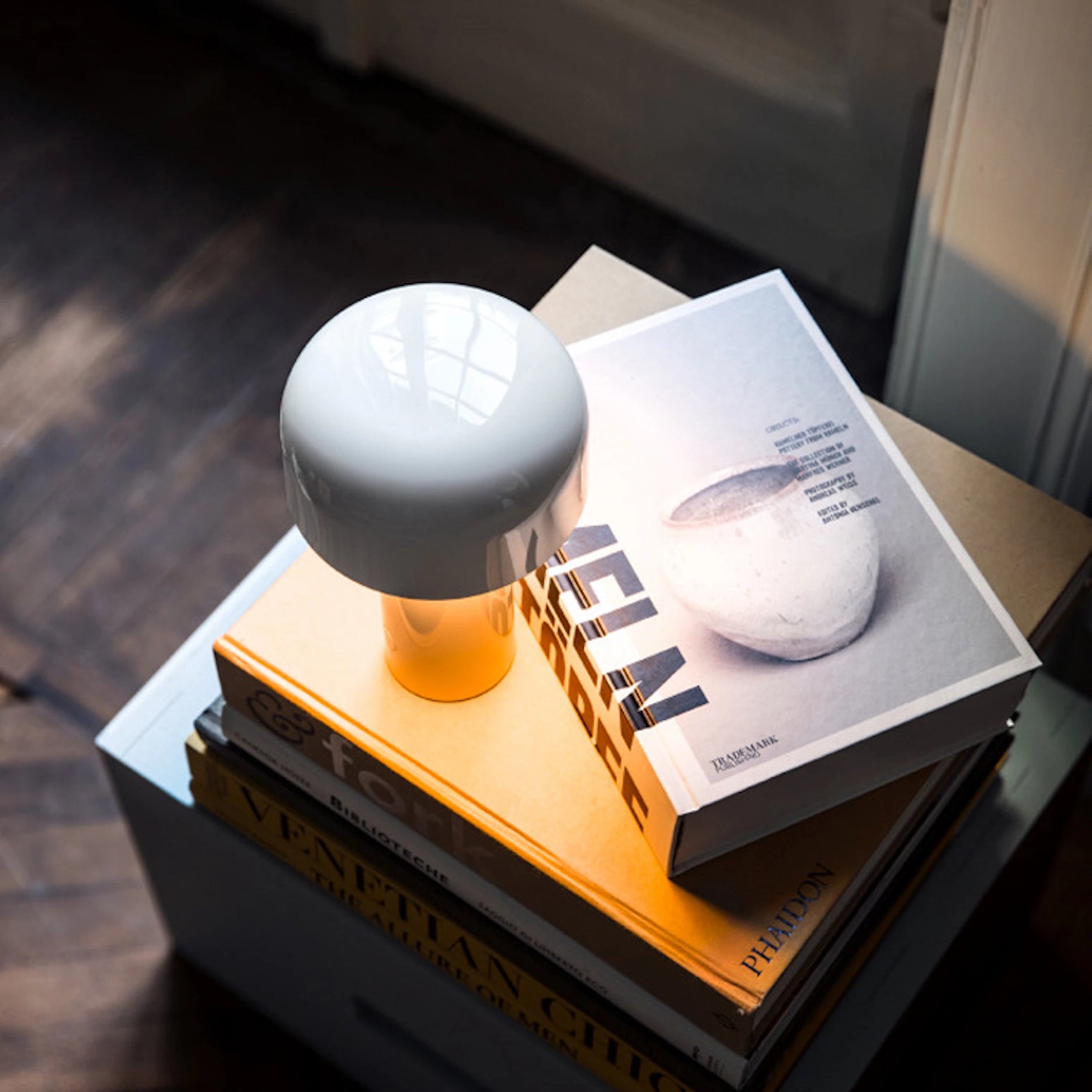 Oppladbar bordlampe Bellhop hvit fra Flos