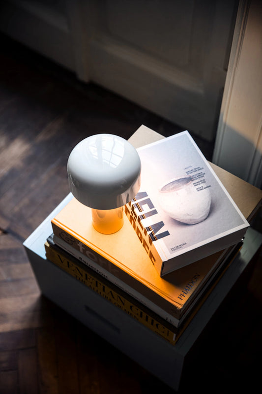 Oppladbar bordlampe Bellhop hvit fra Flos