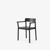 Spisestolen Betty Armchair TK10 fra &tradition i svartlakkert ask.